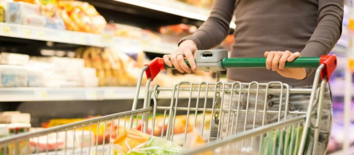 Δείτε το κολπάκι για να ξεκλειδώσετε το καρότσι του σούπερ μάρκετ χωρίς... κέρμα (φώτο)